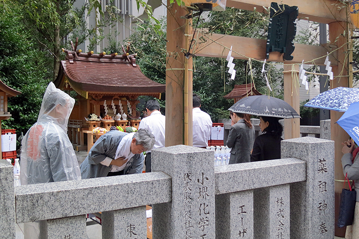 雨の中、多くの参拝者 薬祖神例大祭 | 日刊薬業 - 医薬品産業の総合情報サイト